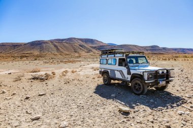 Karoo, Güney Afrika - 27 Ekim 2025: Eski Land Rover Defender kurak bir bölgeye park etti