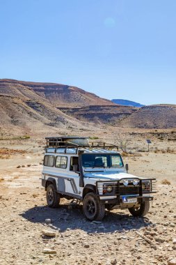 Karoo, Güney Afrika - 27 Ekim 2025: Eski Land Rover Defender kurak bir bölgeye park etti