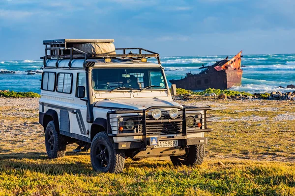 Agulhas, Güney Afrika - 07 Ekim 2025: Old Land Rover Defender plaja park etti