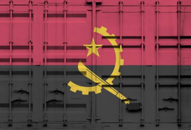 Angola ulusal bayrağı taşıyan konteyner, küresel ticaret bağlamında gümrük tarifeleri ve uluslararası ticaret politikalarını simgeliyor