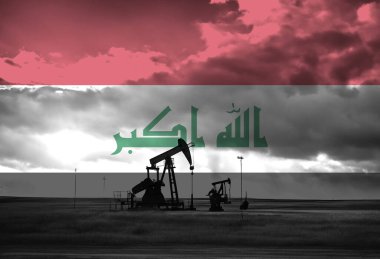 Gün batımında Irak ulusal bayrağıyla kırsal kesimde petrol arama çalışmaları