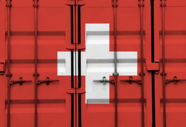 İsviçre ulusal bayrağını taşıyan konteynır, küresel ticaret bağlamında gümrük vergileri ve uluslararası ticaret politikalarını simgeliyor