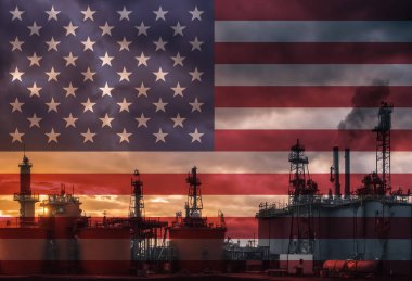 Ülkedeki doğal kaynakları simgeleyen Amerikan bayrağıyla doğal gaz sondaj platformu 