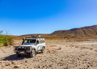 Karoo, Güney Afrika - 27 Ekim 2025: Eski Land Rover Defender kurak bir bölgeye park etti