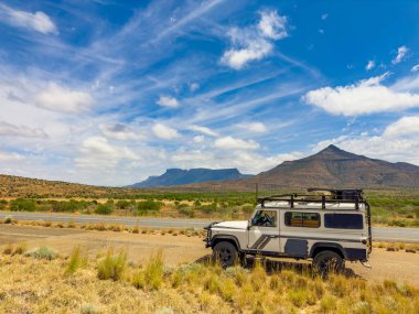Karoo, Güney Afrika - 27 Ekim 2025: Eski Land Rover Defender bir yola park etti