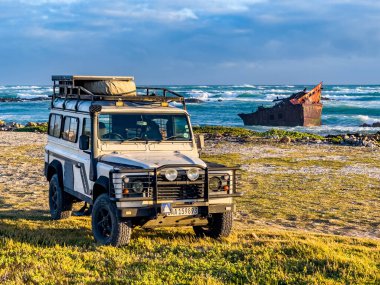 Agulhas, Güney Afrika - 07 Ekim 2025: Old Land Rover Defender plaja park etti