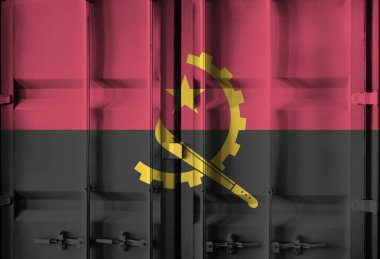 Angola ulusal bayrağı taşıyan konteyner, küresel ticaret bağlamında gümrük tarifeleri ve uluslararası ticaret politikalarını simgeliyor
