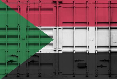 Sudan ulusal bayrağı taşıyan konteyner, küresel ticaret bağlamında gümrük tarifeleri ve uluslararası ticaret politikalarını simgeliyor