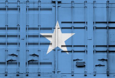Küresel ticaret bağlamındaki gümrük vergileri ve uluslararası ticaret politikalarını sembolize eden Somali ulusal bayrağını taşıyan konteynır