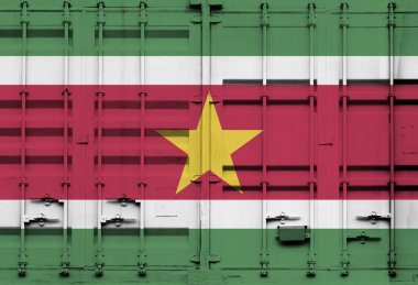 Surinam ulusal bayrağını taşıyan konteyner, küresel ticaret bağlamında gümrük tarifeleri ve uluslararası ticaret politikalarını simgeliyor