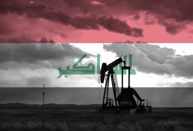 Gün batımında Irak ulusal bayrağıyla kırsal kesimde petrol arama çalışmaları