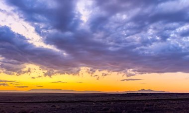 Güney Afrika 'daki Tankwa Karoo' da gündoğumu çöl manzarası