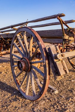 Karoo Çölü 'nde terk edilmiş eski bir öküz vagonu, Güney Afrika' da yıpranmış ahşap ve demir parçaları gösteriyor.