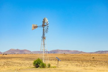 Güney Afrika 'daki kurak arazide yel değirmeni rüzgar pompası deposu.