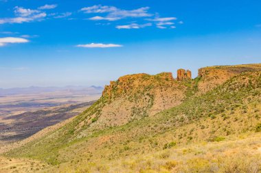 Güney Afrika Graaff-Reinet 'teki kurak dağ manzarası