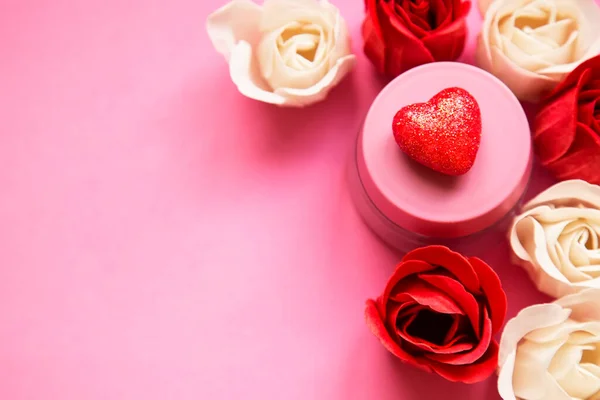 Rosas Corazón Decoraciones Románticas Sobre Fondo Rosa Espacio Para Copiar —  Fotos de Stock