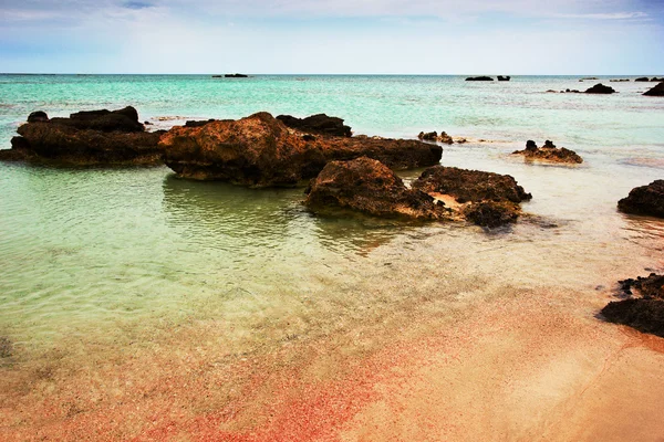 Pembe kum, Girit, Yunanistan ile güzel bir plaj — Stok fotoğraf