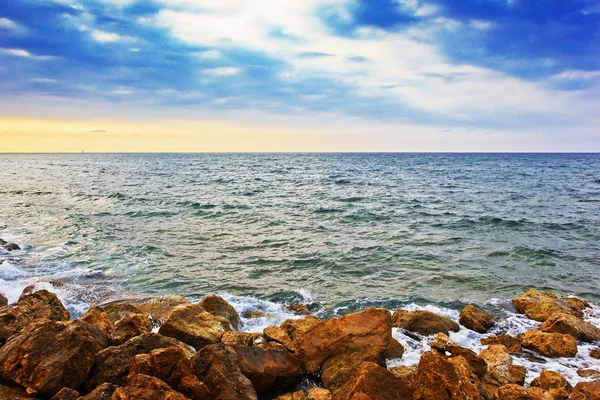 Playa rocosa al atardecer, Haifa, Israel — Foto de Stock