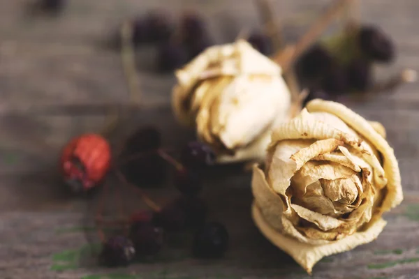 Roses blanches séchées sur un fond en bois — Photo