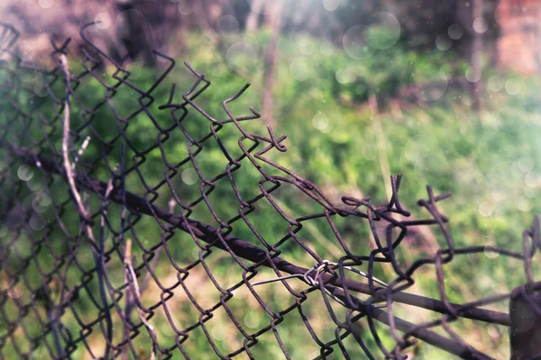 Старый металлический забор — стоковое фото