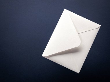 mavi arkaplanda beyaz zarf