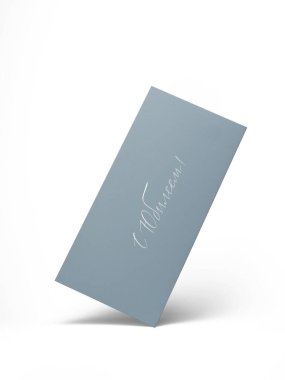 Beyaz arkaplanda koyu mavi bir zarf ve üzerinde mutlu yıldönümü yazıları var.