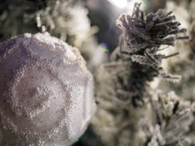 Beyaz parıldayan Noel ağacı süslemesi