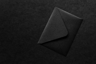 Siyah arkaplanda siyah kağıt zarf