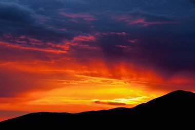 Dağlarda parlak günbatımı