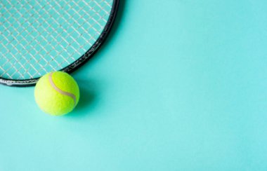Tenis raketi topu naneli kağıt zemin, üst görünüm, metin için yer