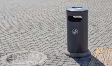 Ev atığı toplamak için sokak metali konteynırı.