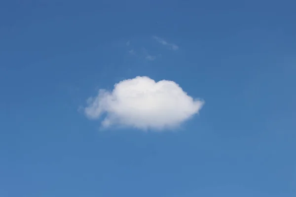 Eine Einsame Schwebende Wolke Blauen Himmel — Stockfoto