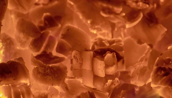 Şöminede sıcak ve yanan kömür.. 