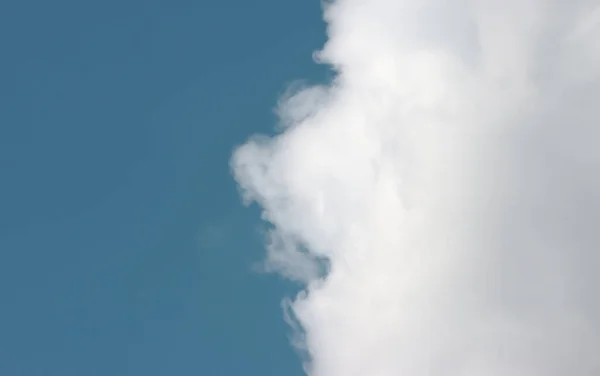 Witte Wolken Blauwe Lucht Achtergrondbeeld — Stockfoto