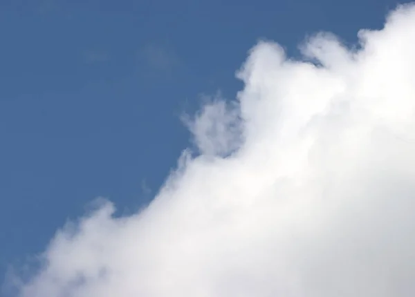 Witte Wolken Blauwe Lucht Achtergrondbeeld — Stockfoto