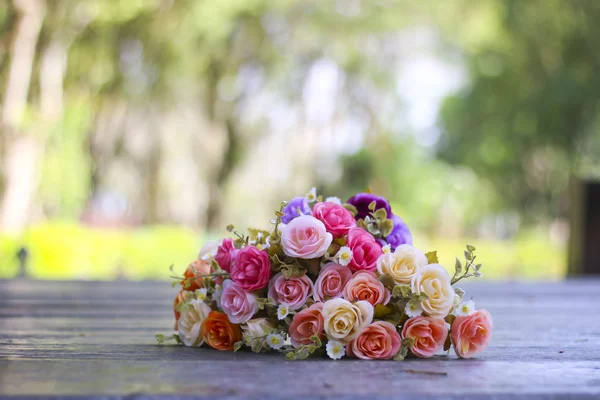 Buquê de fotos de flores na mesa de madeira grunge — Fotografia de Stock