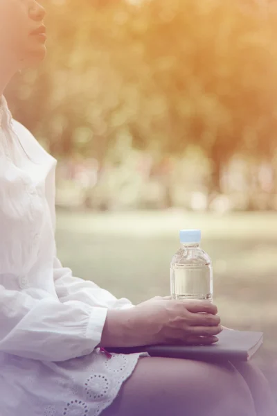 Στοκ φωτογραφία εκμετάλλευση φυσικού νερού σε πλαστικό μπουκάλι μαλακή εστίαση στυλ vintage ασιατική γυναίκα — Φωτογραφία Αρχείου