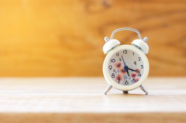 Stok fotoğraf Retro çalar saat ahşap tablo