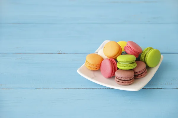 Photo stock Macarons français doux et colorés sur fond rétro-vintage — Photo