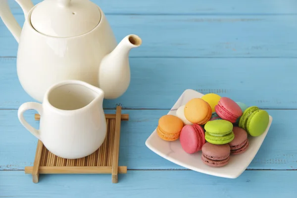 Stock Fotó csésze tea macaroons fa háttér retro vintage háttér — Stock Fotó