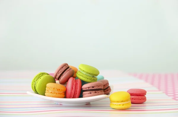 Photo stock Macarons français doux et colorés sur fond rétro-vintage — Photo