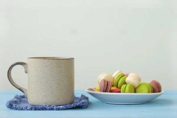 Stock Photo Cup de cafea pe o masă de lemn albastru. Fotografie în stil imagine de culoare veche . — Fotografie, imagine de stoc