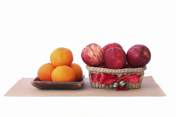 Спелые красное яблоко в плетеной корзине изолированы на белом — стоковое фото
