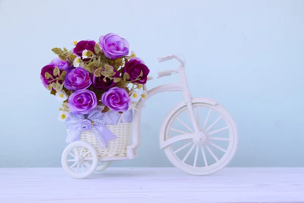 Foto D'archivio Mazzo floreale di plastica di fiori su sfondo isolato — Foto Stock