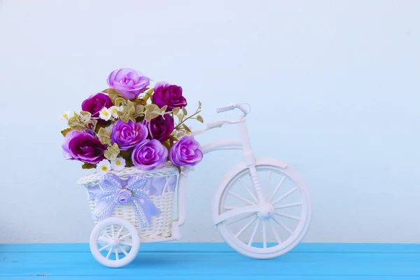 Foto D'archivio Mazzo floreale di plastica di fiori su sfondo isolato — Foto Stock