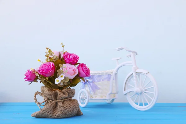 Foto D'archivio Mazzo floreale di plastica di fiori su sfondo isolato — Foto Stock