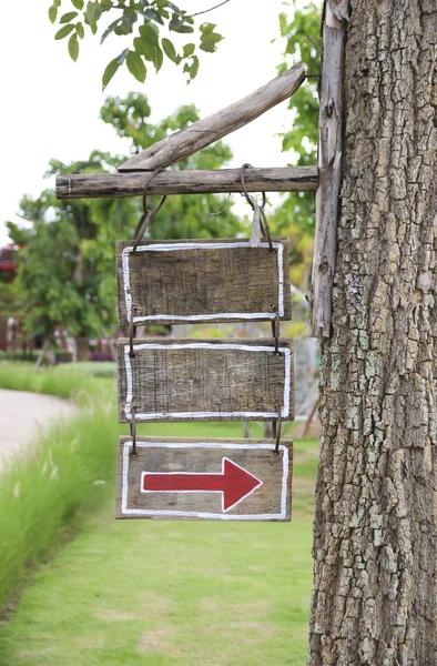 Foto de stock Signo en blanco vintage con corazones colgando en el árbol — Foto de Stock