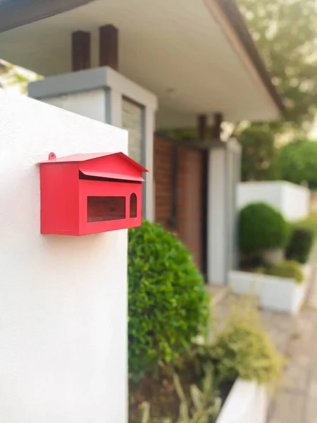 Röd Postlåda Framför Ett Hus Morgonen Ljus — Stockfoto