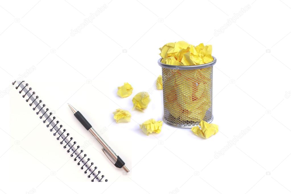 Fotos de Cubo de basura con residuos de papel de color aislados sobre