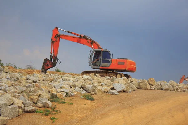 Retroexcavadora en un sitio de construcción — Foto de Stock